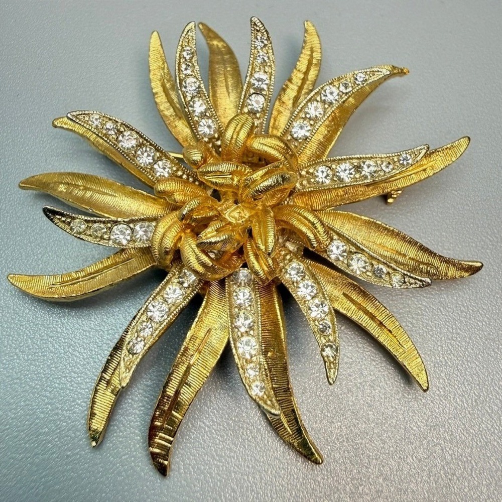 CORO Vintage Gold Tone Star Chrysanthemum Flower Brooch 1950s MCM Statement